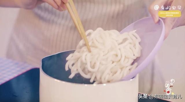 【你的育儿经】酸酸甜甜易消化，补锌辅食的好选择「酸甜鸡肉乌冬面」