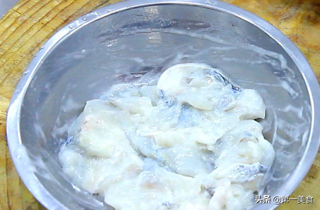 清蒸鲈鱼太淡了？教你一招鲈鱼创新吃法！造型惊艳麻辣好吃