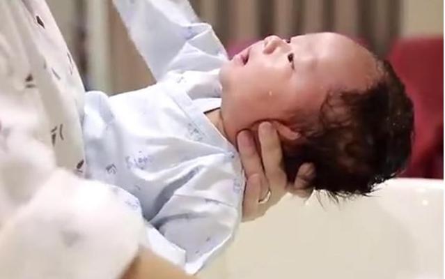 [超级宝妈]每一次给宝宝洗澡都是手忙脚乱，教你一些实用方法，对付洗澡慌