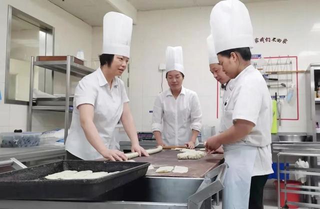 丁亚|从打杂实习生到总经理！金山这位美食家一个面团揉了32年