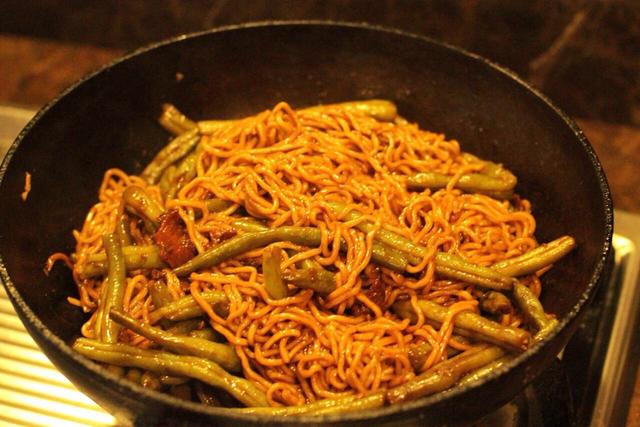 北方最受欢迎的面食，烧肉豆角焖面，咸香味浓，饭菜一锅解决