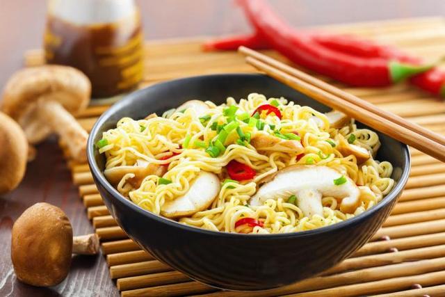 高汤熬制、营养美味，解码白象食品“汤好喝高汤面”制作工艺