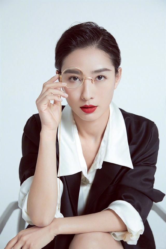 “安陵容”短发梳油头A爆！短裙穿在衬衣外刚盖住大腿，太修长了|fun娱乐