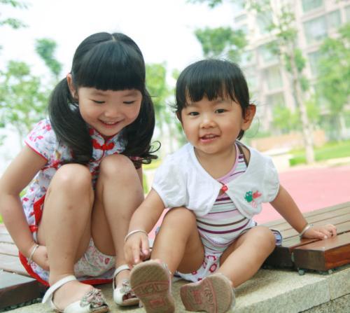 超级宝妈@“你是姐姐，必须让着妹妹？”黄磊的回答，不愧为高情商宝爸