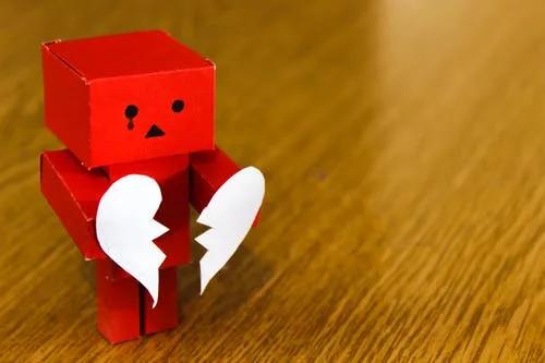 超幸福一家|孩子哭了就让他哭？你的行为正在伤害孩子的安全感
