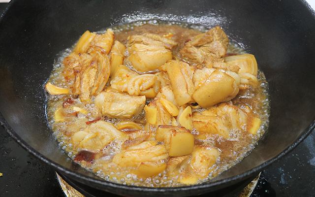 天凉多吃羊肉白菜炖粉条，肉质软烂，热气腾腾，一大碗不够吃