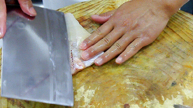 清蒸鲈鱼太淡了？教你一招鲈鱼创新吃法！造型惊艳麻辣好吃