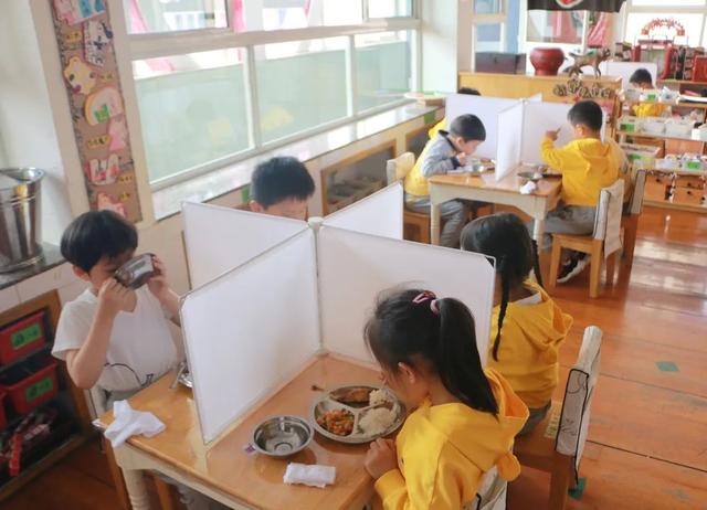 超级宝妈▲宁波幼儿园萌娃们开学啦！独自入园、测温、一米距…开心有序！