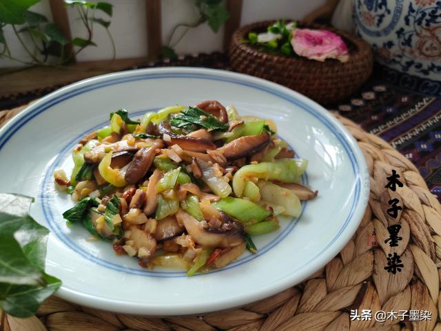 香菇炒油菜，别再放盐，加这2种酱料，咸香下饭味更鲜