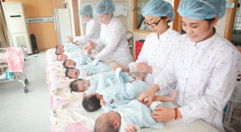 宝宝出生时大哭，是因为剪脐带太疼了吗？大多妈妈都理解错了