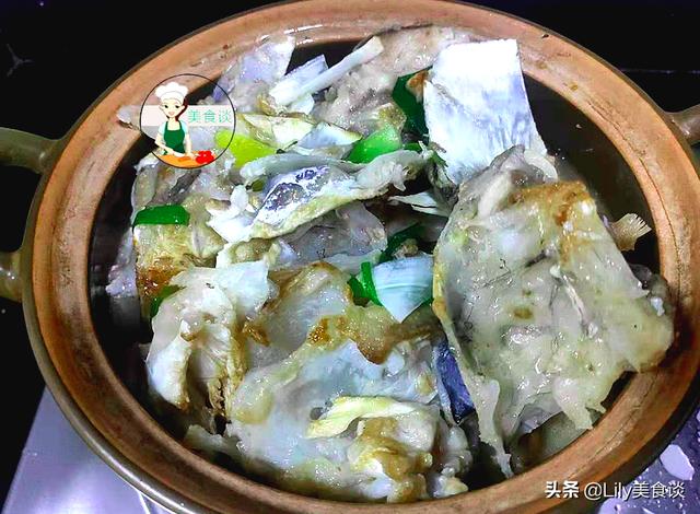 鱼头芋头煲此做法，鲜美滋补，营养高热量足，冷天吃它暖胃又暖身