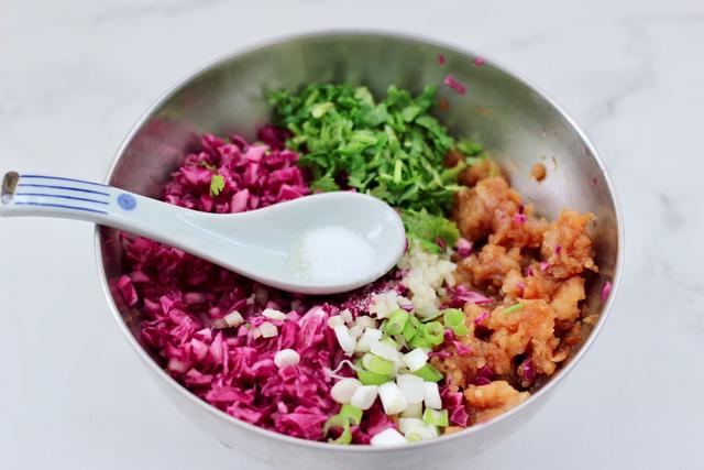 孩子早上就爱吃这饼，鸡肉紫甘蓝，香滑软嫩风味独特，外酥里又软