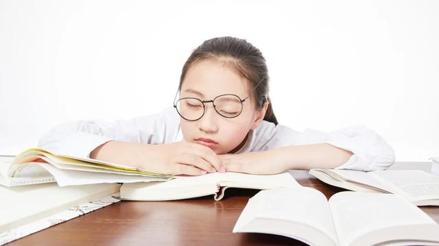 「超级宝妈」戴眼镜让近视度数加深？错！眼科主任：这3种因素才是“元凶”！
