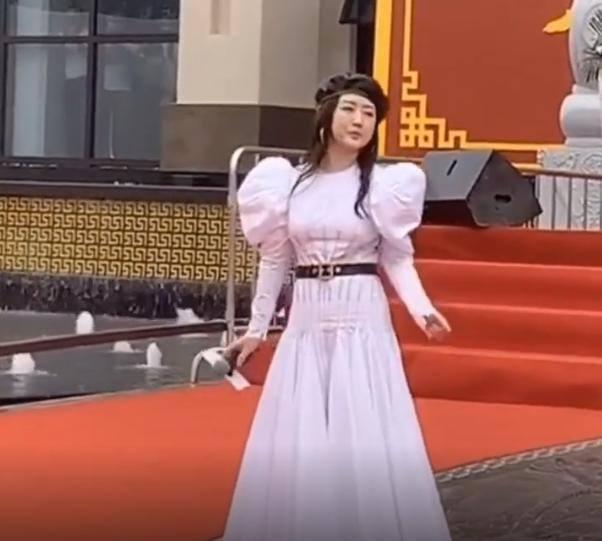 天上星|看惯了杨钰莹的修图脸，再看抓拍的真实照，差距太大很打脸