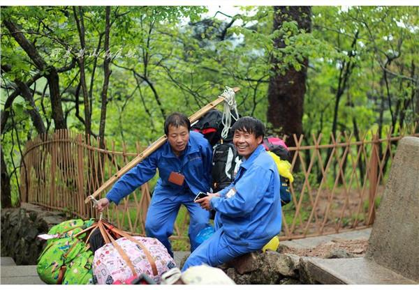 在路上▲天下第一奇山,风景优美奇松怪石,游客慕名而来