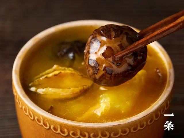 鲍鱼、海参、花胶、蹄筋……金色高汤浓醇鲜美，这“佛跳墙”绝了！丨种草机