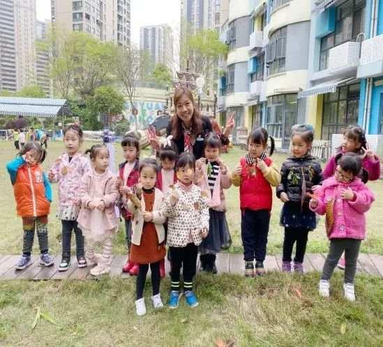孩子|遇见春天的童话！春游路上，桃源学前教育集团的小伢儿遇到了…