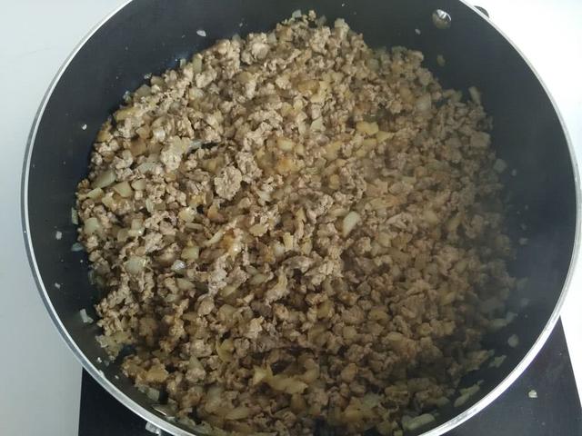 家庭版牛肉饼的做法，馅料这样做，咬一口汁多肉嫩，真过瘾