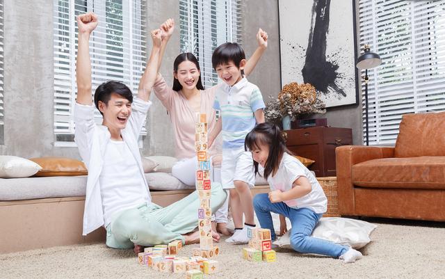 『你的育儿经』“假装抱到妈妈”,幼儿园亲子活动引争议,女孩父母没来太可怜