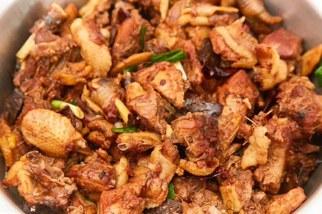 大厨透露：炒鸡肉时，别着急下锅，多做这2步，鲜嫩入味还不腥