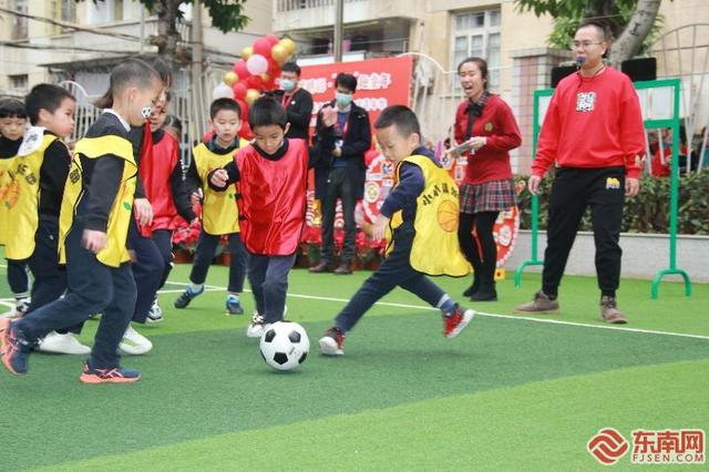 福建省直屏西幼儿园：足球做特色 运动迎新年