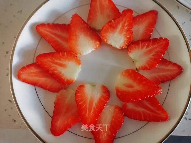 草莓水果盘：缤纷的色彩让人心旷神怡