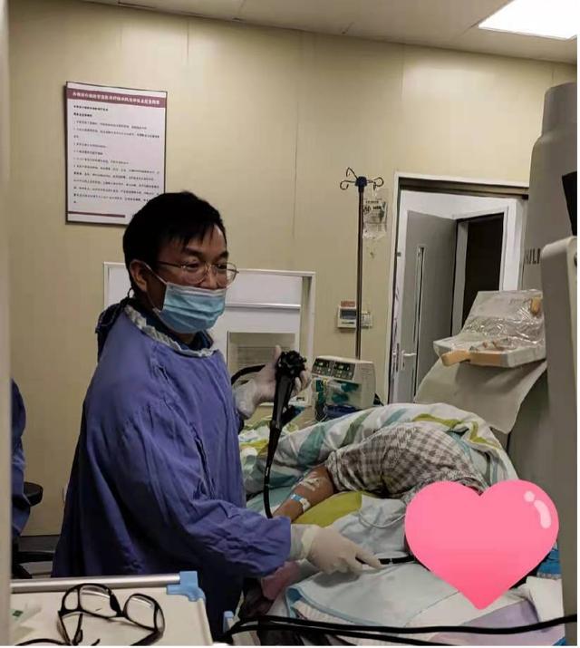 女士|反复胃痛竟是胆石症发作，专家微创手术解病患痛苦