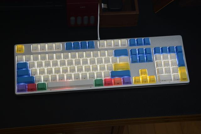 这把键盘让人想起曾经的校园时光，以及老师那精准的“小李飞刀”