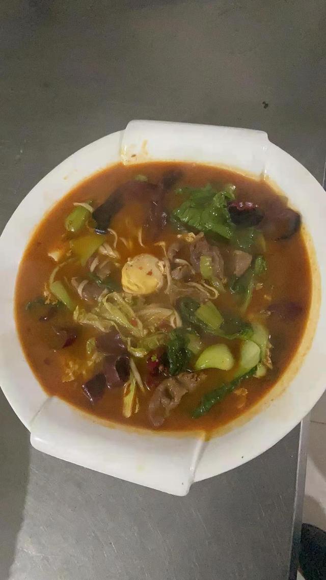 员工|“车间春晚”前的东北味羊肉烩面