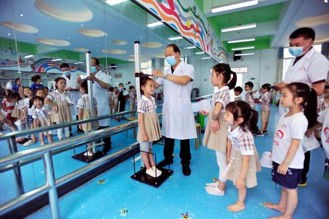 中国日报网|江西万载:“健康套餐”送进幼儿园