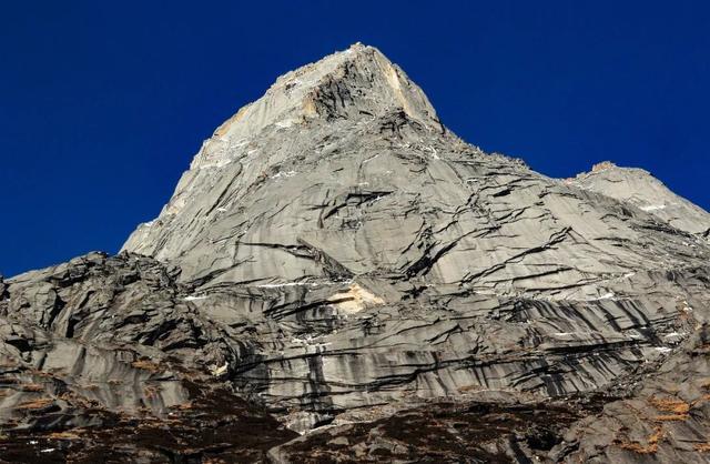 「旅行百事通」.矗立在中国的神秘金字塔,你爬上去过吗?