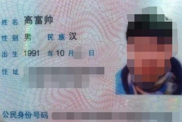 [超级宝妈]20岁男生不随父母姓，“自立门户”名字结合历史，这下不愁重名了