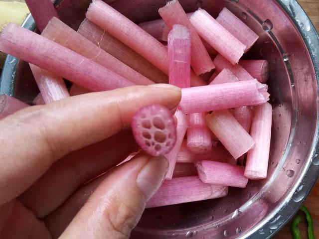 此菜少见但是营养很高，扔锅里炒一炒，清脆爽口真好吃