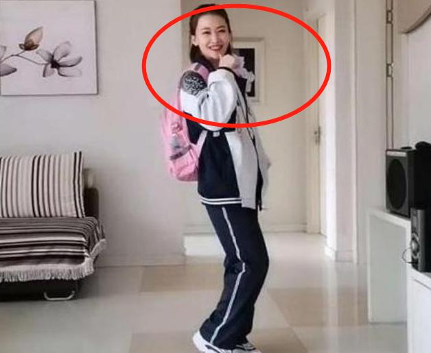 [你的育儿经]40岁妈妈待家里等复工，无聊时穿女儿校服，爸爸：给你再买2套