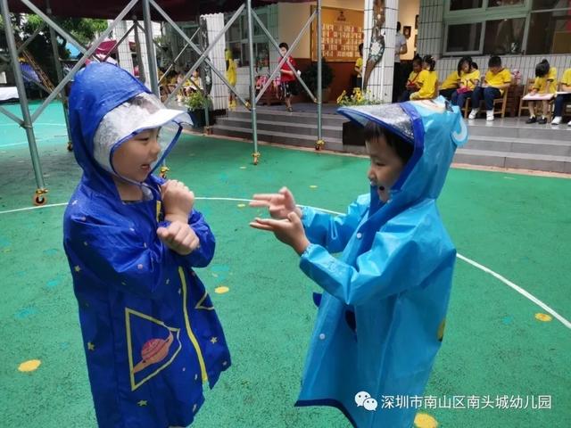 超级宝妈|谁说下雨天不能进行室外活动，这家幼儿园别出心裁做到了