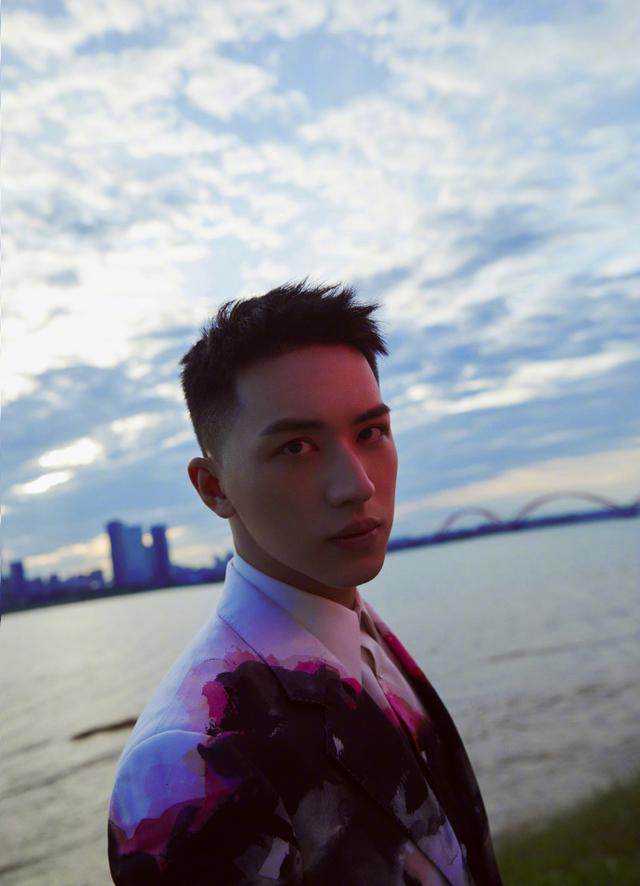 环球网|许魏洲身着印花西服 佩戴墨镜造型炫酷