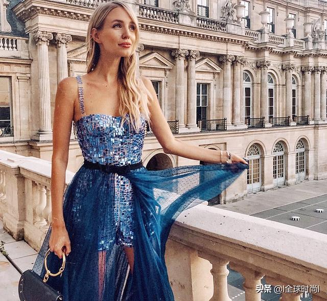 最时尚德国穿搭典范，甜心博主笑靥如花“花式”吊带连衣裙百搭百魅