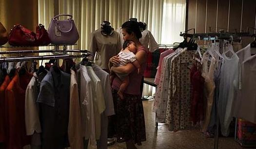 『超级宝妈』＂喂奶了不起呀？＂情侣霸占母婴室，遭孕妈回怼，网友点赞：漂亮