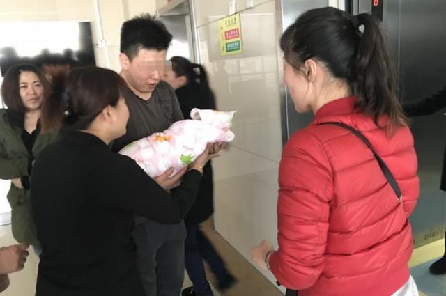 超级宝妈@宝宝刚出生时,“第一抱”最好不是这4种人,喜欢也要避讳