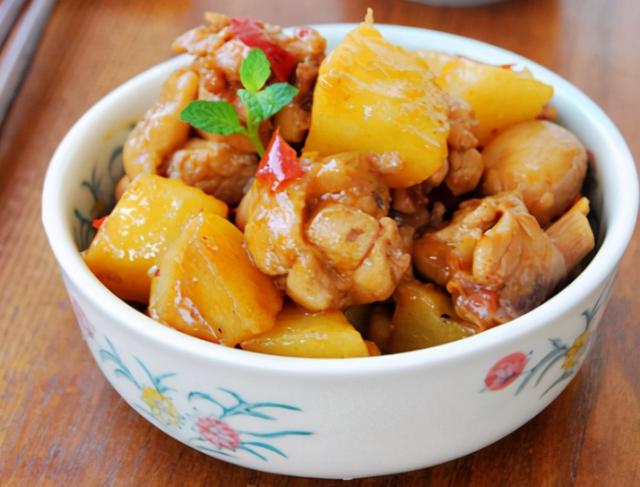 炖鸡肉时，牢记“1泡2过油”，鸡肉鲜香好吃无腥味，越嚼越香