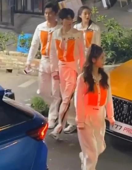 暖风吹怀|关晓彤穿平底鞋录节目，当她和184蔡徐坤同框，谁的身高在说谎？