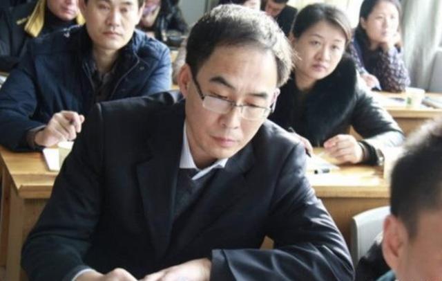 给孩子开家长会，穿什么衣服最合适？三类父母容易给孩子丢面子