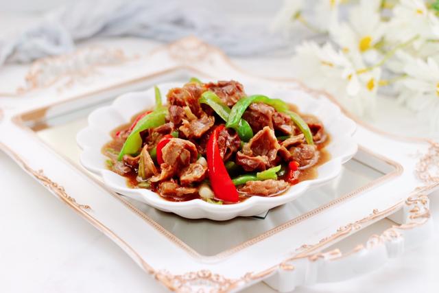 双椒爆鸡胗，脆爽有嚼劲，干香下饭味道好，烹饪简单家常菜