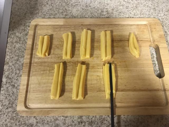 分享迷你小油条的做法，香酥可口，老少皆宜，做法超简单，一起学