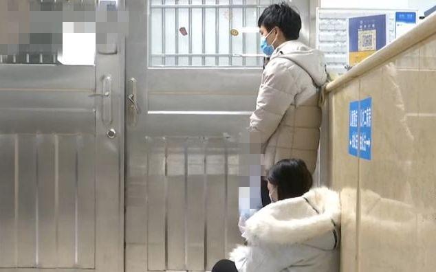 【你的育儿经】三个月大女婴被不明动物啃咬多时，家中无人，留守的孩子有多可怜