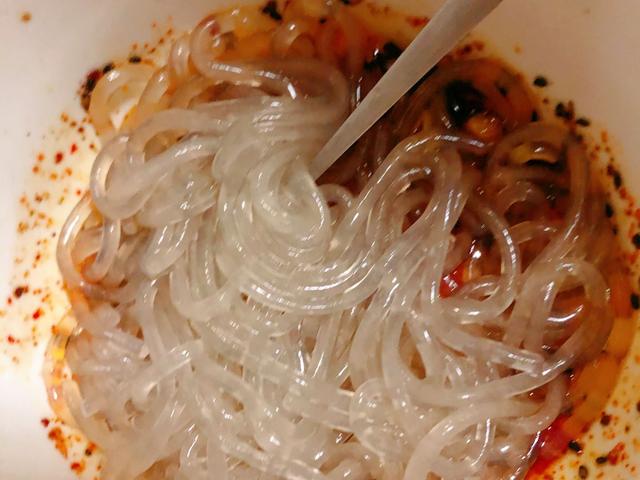 在家自制酸辣粉，简单方便，安全放心无添加，味道不比外面差