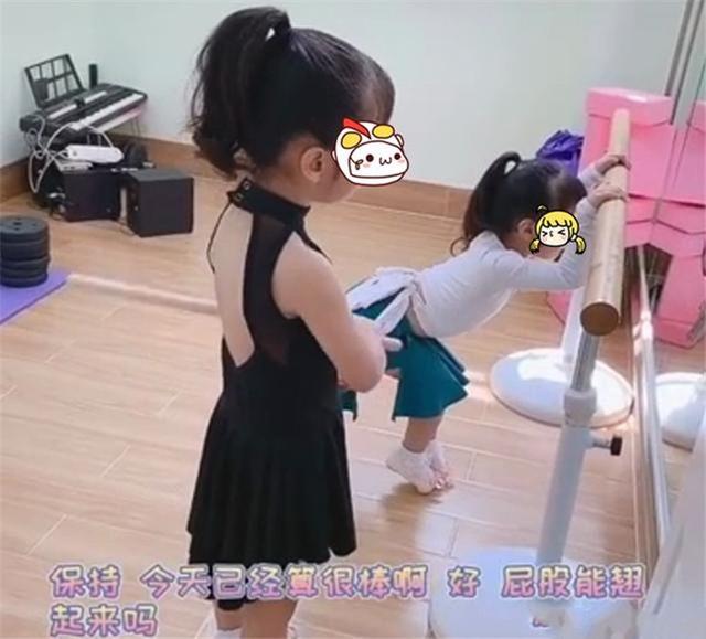 超级宝妈:姐姐在家教妹妹练习舞蹈,看到姐姐严厉的样子,网友:有大姐风范