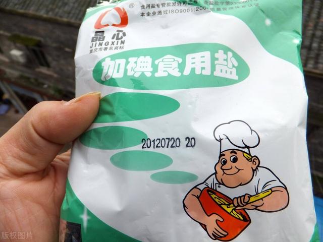 买食盐时，加碘盐和无碘盐哪个更好？知道二者区别后，别再吃错了