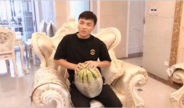 超级宝妈▲老公体验当孕妇，半天就泪流满面：能先取下来，上个厕所吗？