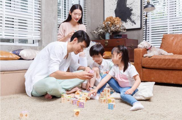 你的育儿经：爸爸喂妈妈吃草莓，旁边女儿的眼神很“犀利”，网友：哄不好了